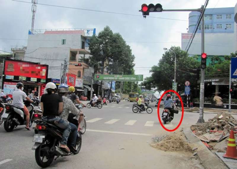 lỗi vi phạm giao thông xe máy không bật xi nhan khi chuyển hướng/ rẽ 